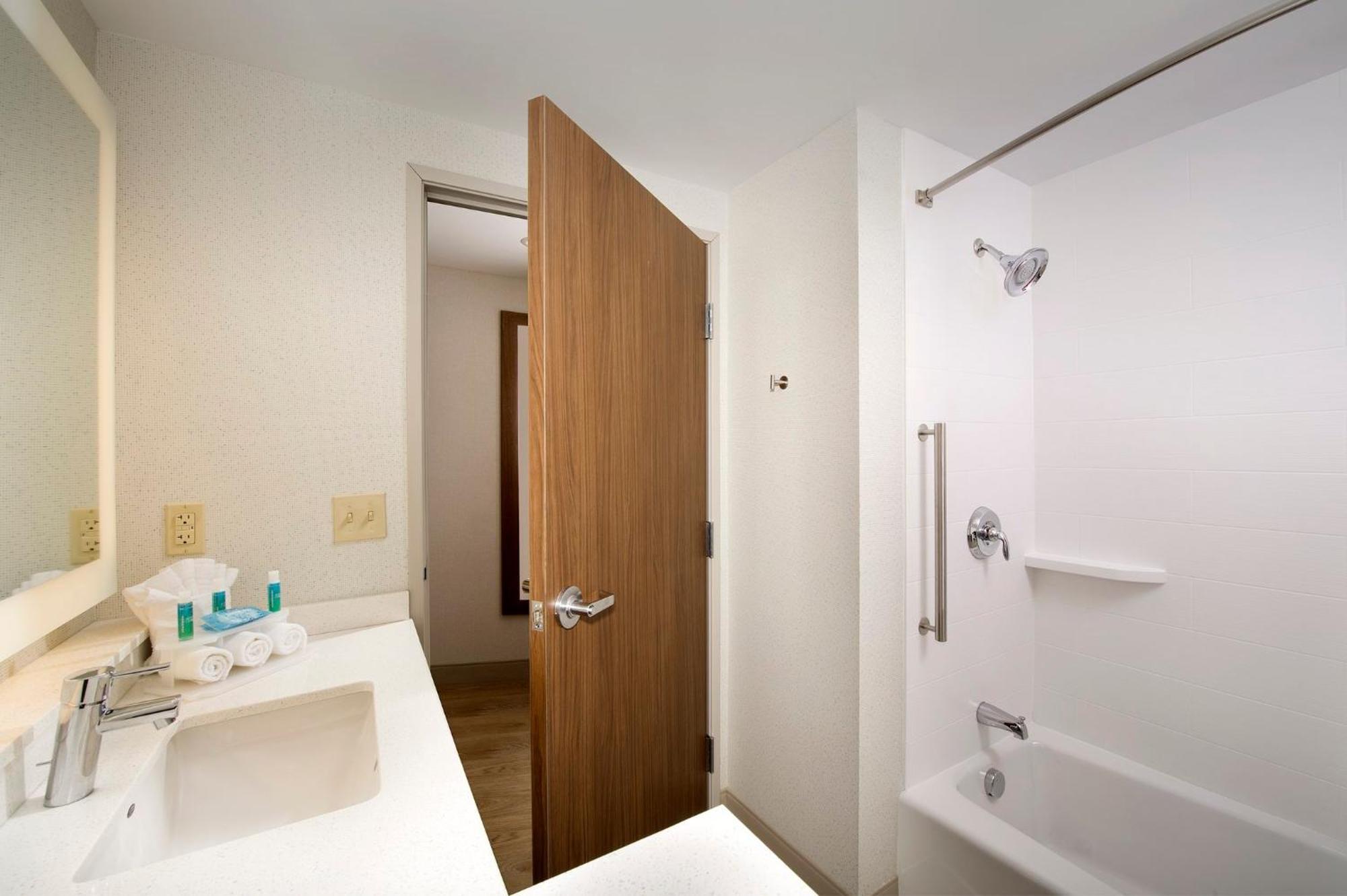 Holiday Inn Express & Suites By Ihg Altoona By Ihg מראה חיצוני תמונה